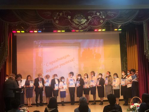 В КЫЗЫЛЕ НАГРАДИЛИ ЛУЧШИХ УЧИТЕЛЕЙ