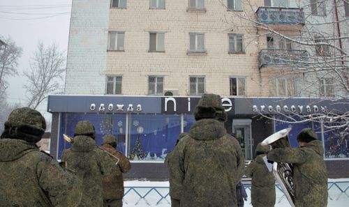 Ветеранов войны поздравили военными мелодиями