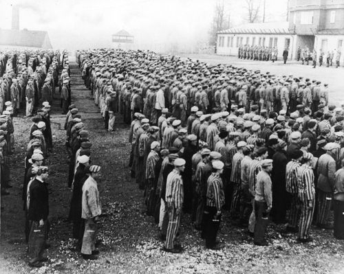 28 апреля 1945 года началось восстание в концлагере Дахау, одном из первых концентрационных лагерей на территории Германии.