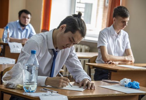 20 ВЫПУСКНИКОВ ТУВЫ ПОЛУЧИЛИ ВЫСОКИЕ БАЛЛЫ ЗА ЕГЭ