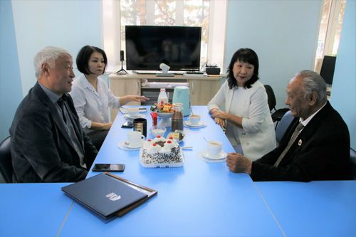 Кан-оол Даваа поздравил ветерана партии Кара-Куске Чооду с 85-летним юбилеем