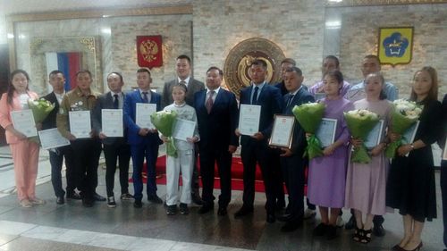 Владислав Ховалыг вручил награды представителям активной молодёжи