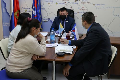 Депутат Верховного Хурала провел прием граждан по вопросам ЖКХ