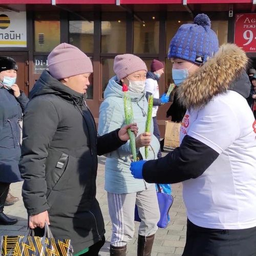 Всем цветы! В Туве прошла акция «Вам, любимые» в преддверии празднования 8 марта