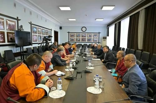 Глава Тувы провел совещание по восстановлению Устуу-Хурээ с представителями духовенства, общественниками и членами Правительства