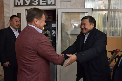 Глава Тувы Владислав Ховалыг пообщался с Игорем Бутманом