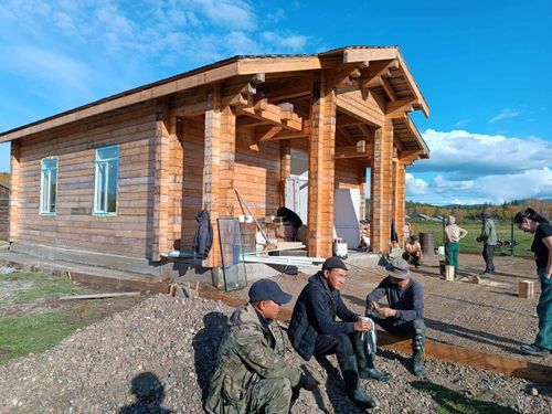 В отдаленном Сыстыг-Хеме Тоджинского района близится к завершению строительство ФАПа из клееного бруса