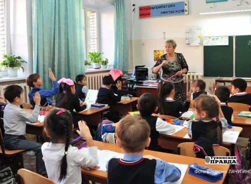 Глава Тувы поздравил педагогическое сообщество республики с профессиональным праздником