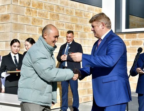 В Кызыле прошла торжественная церемония вручения ключей новосёлам