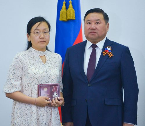 Глава Тувы Владислав Ховалыг вручил Ордена Мужества семьям погибших на Украине военнослужащих