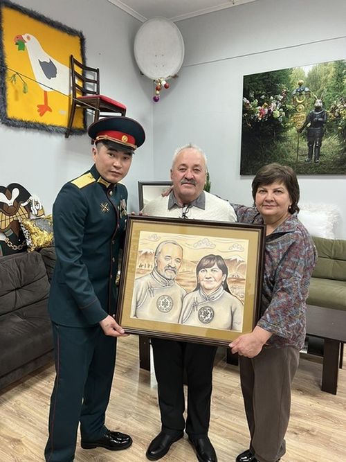 Художник Радомир Балган написал портрет друзей Тувы