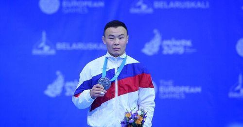 Трехкратный чемпион мира по самбо Саян Хертек награжден медалью "За заслуги перед Республикой Тыва"