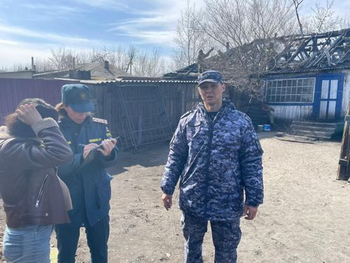 В Туве сотрудник Росгвардии спас из горящего дома двух человек