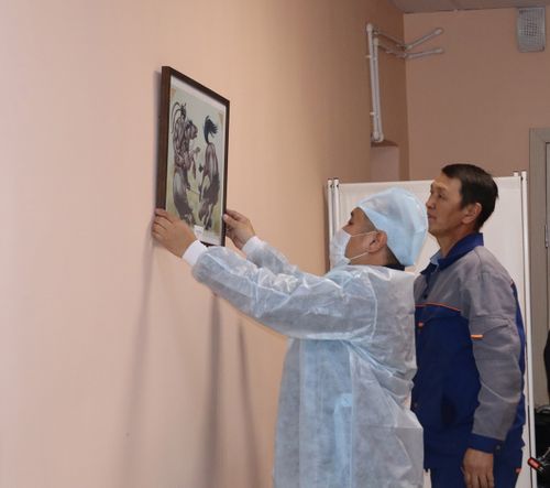 Картины тувинских художников украсили стены Ресонкодиспансера