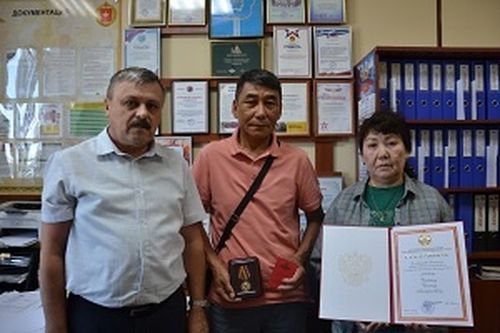 Награды героя-танкиста Чингиза Чондана переданы родителям