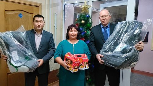 В Кызыле многодетным семьям вручили детские автокресла