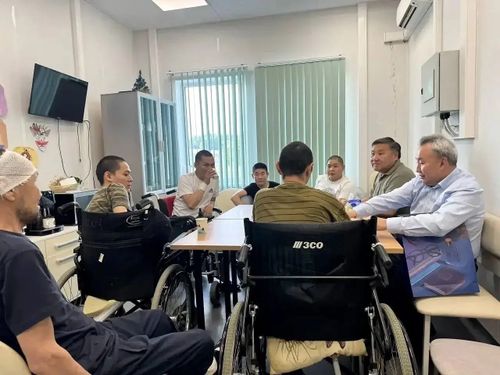 Владислав Ховалыг посетил раненых бойцов в подмосковном госпитале