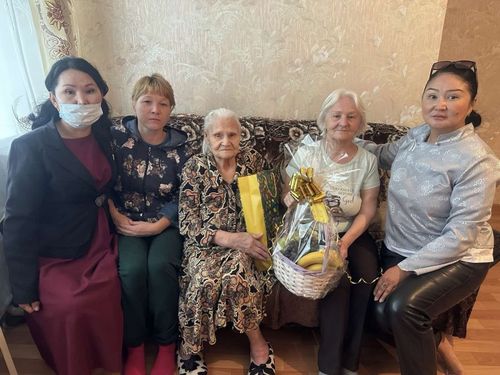Глава Тувы поздравил с юбилеем ветерана Великой Отечественной войны Наталью Маслову