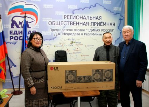 Члены фракции «Единая Россия» в Верховном Хурале подарили школе села Ээрбек аудиосистему