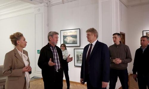Анатолий Серышев посетил уникальную выставку «Сны Сибири»