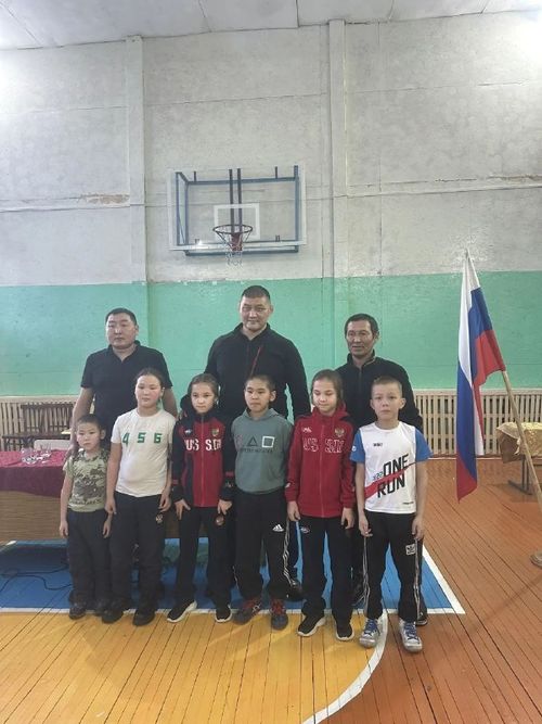 В селе Кок-Хаак прошли соревнования по хурешу среди школьников
