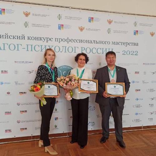 Глава Тувы поздравил педагога-психолога Айдаша Наваждая с победой в федеральном конкурсе