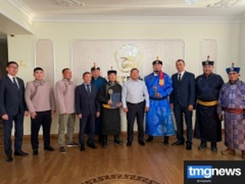 Владислав Ховалыг встретился с тувинскими спортсменами и мастерами искусств — участниками VI Всемирных игр кочевников
