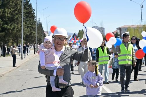 Владислав Ховалыг принял участие в первомайском шествии в Кызыле