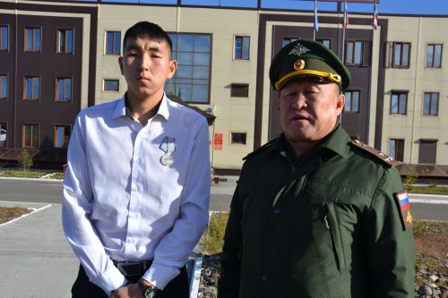 В военном комиссариате Республики Тыва состоялась церемония вручения государственной награды рядовому запаса Буяну Оюну