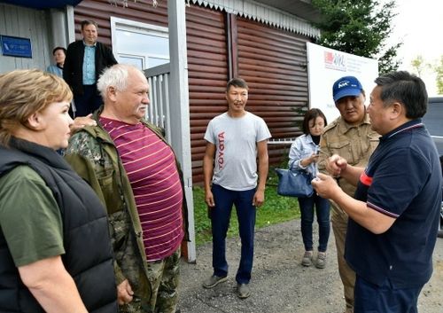 Просьбы по улучшению дорожной инфраструктуры – одни из наиболее частых на встречах Главы Тувы Владислава Ховалыга