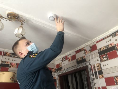 В Туве дома более тысячи многодетных семей оборудуют пожарными извещателями