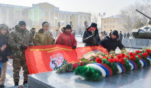 В Кызыле в День неизвестного солдата возложили цветы к Вечному огню