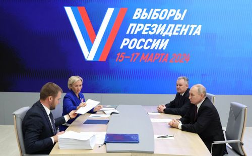 В Гостином дворе в Москве открылся избирательный штаб действующего президента России Владимира Путина