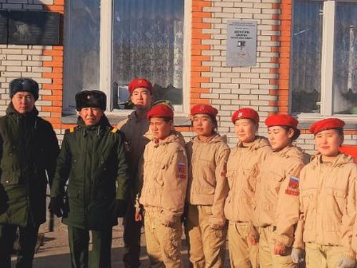 В школе села Арыг-Узуу открыли памятную доску Герою России Мергену Донгаку