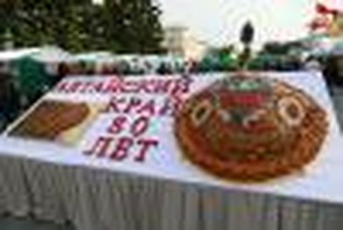 Под звуки марша