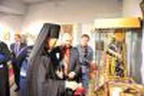 Под песнопения священнослужителей