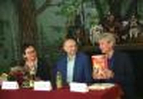 Гостям подарили книги