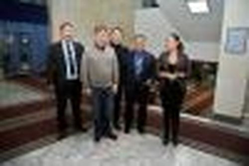 А саксофон в руках сменила клюшка