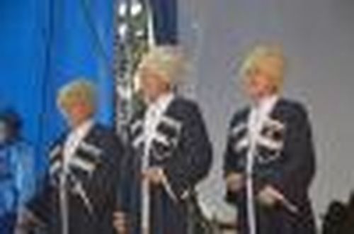 Нам песня дружить помогает