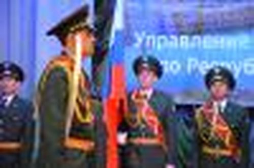 Наркополицейские встали под знамя
